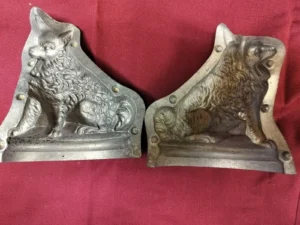 Alte Zuckerhasenform von Lieb, 807, Hund aus Aluminium, ca. 11,5 cm breit, 7,5 cm tief, 12,5 cm hoch,