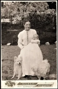 Ansichtskarte - Frau mit Kind und zwei Hunden (CAB) 1900
