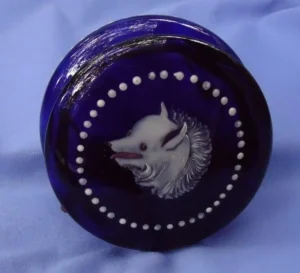 Kobaltblaues viktorianischesGlasdöschen mit sehr akzentuiertem emailliertem Spitz  Höhe 6,3 cm, Durchm.10 cm