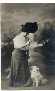 Frau mit Hut und einem weißen sitzenden Spitz - 1909 als Correspondenzkarte verschickt im Kaiserreich Österreich nach Brünn