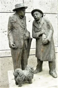 Standbild "Häberle und Pfleiderer", ein Denkmal für die Schauspieler Oskar Heiler und Willi Reichert mit einem davor sitzendem Spitz auf dem Stuttgarter Börsenplatz