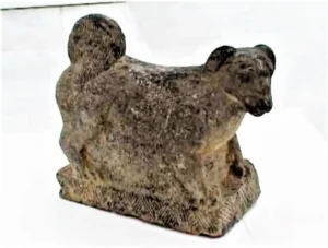 Eine vermutlich der Hallstattzeit, also frühen Eisenzeit zuzurechnende Figur eines spitzartigen Hundes, die in der Nähe von Neuss gefunden wurde.