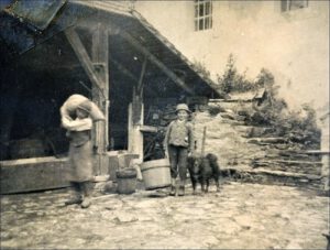 Knechte mit dem Hofspitz am Hof Groiß, ca 1930,  ©Fam. Timpl