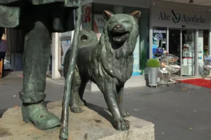 Detailbild des Spitzes vom Kuhhirtendenkmal in Bochum