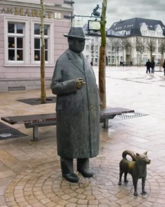 Das Lüdenscheider Original "Onkel Willi" mit Zigarre und seinem Spitz vor seiner früheren Stammkneipe am Sternplatz