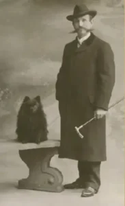 Schwarzer Mannheimer Spitz mit seinem Besitzer, 1910 (Stuttgart)
