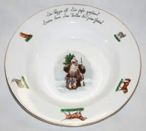 Ein Kinderweihnachtsteller mit Weihnachtsmann in der Mitte und einem Spitz und anderen Tieren auf dem Rand