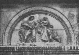 Relief einer deutschen Bauernfamilie mit Spitz
(Portal der früheren Rheinischen Landesgenossenschaftskasse zu Köln)