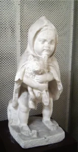 Gipsabguß eines Knaben, der einen kleinen Hund hält. Abgußsammlung der Skulpturhalle Basel, röm. Arbeit nach hellenistischem Vorbild